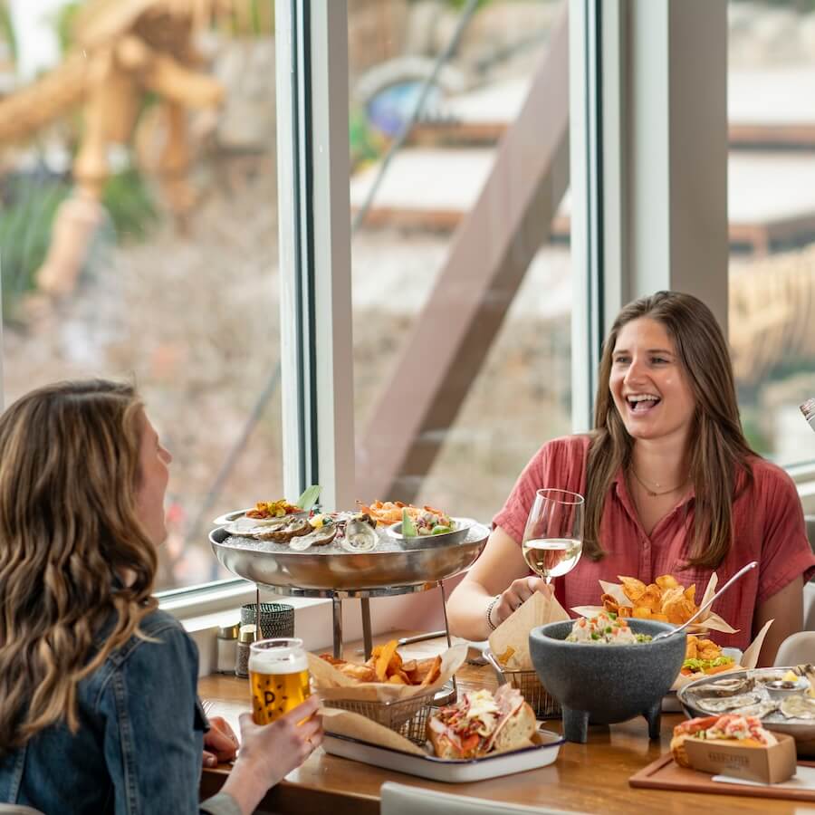 guests at a restaurant - Mobile Version