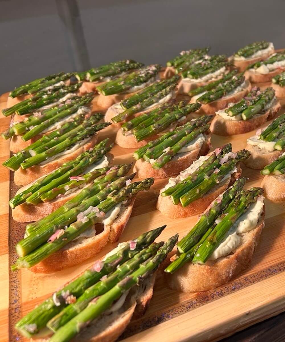 asparagus on bread - mobile version
