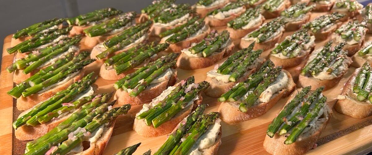 asparagus on bread - desktop version